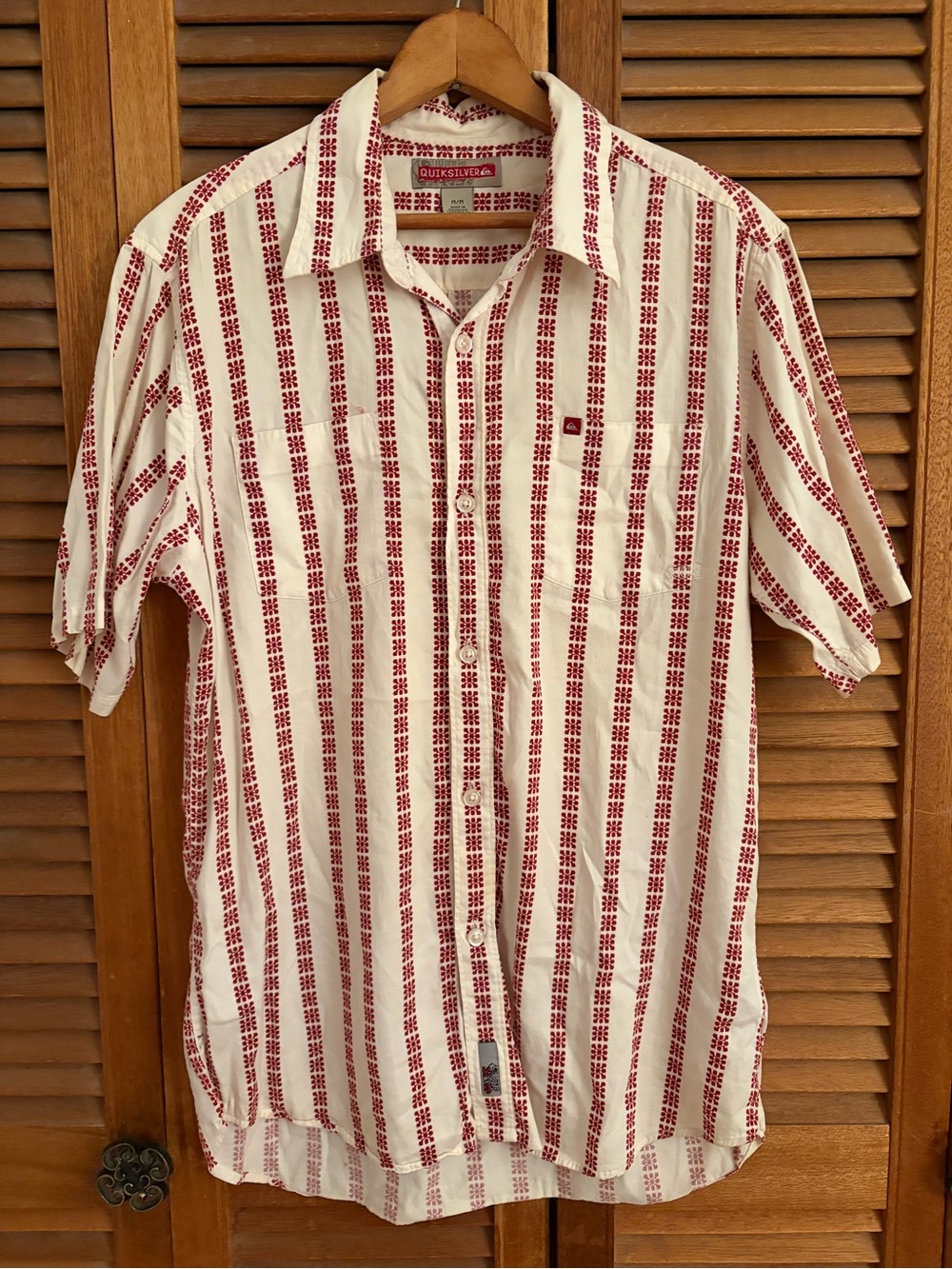 Quiksilver retro Men’s Short-Sleeve Button-Down Shirt in White and Red size med